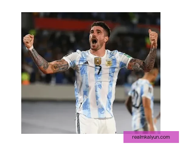 德保罗中场风格备受关注，展示出强大的控球和传球能力。