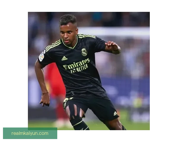 皇马球员表现稳健，持续保持高水平竞技状态引发关注